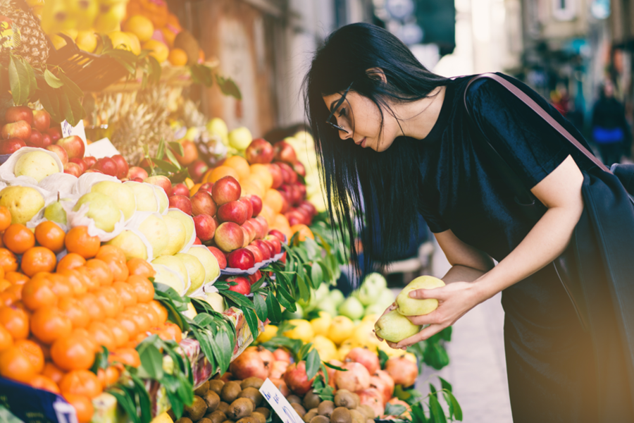 Mulher comprando frutas no mercado