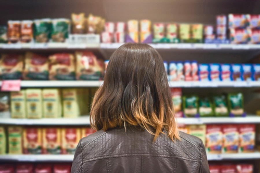 mujer ante un stand de supermercado