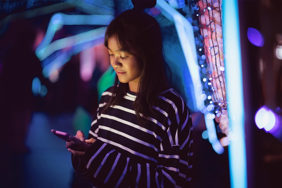 mujer asiática mirando el móvil