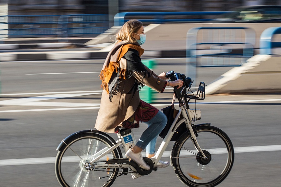 Green commuting - Lady travelling in city